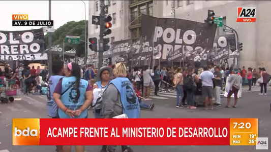 Tras 20 horas de protesta, Unidad Piquetera levantó el acampe en la 9 de Julio