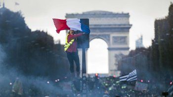 Sigue la protesta de los Chalecos amarillos en Francia: saqueos, corridas y detenidos