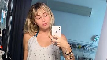Miley Cyrus fue hospitalizada y se sacó fotos en bata