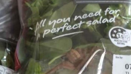 Una pareja compró una bolsa con ensalada y se encontró con una sorpresa inesperada