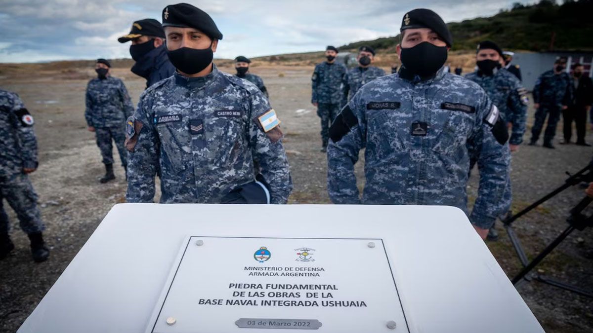 La piedra fundamental para la base en Tierra del Fuego que el presidente Milei dijo que será un polo logístico en el Atlántico Sur. (Foto: gentileza Escenario mundial)