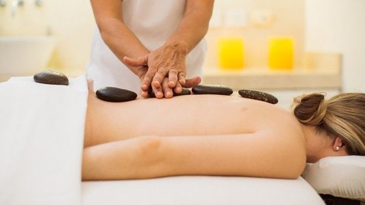 Un pedo desató una gran pelea en un spa que terminó con 3 detenidos