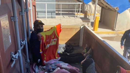 Vamos a La Bombonera: la insólita excusa de dos colombianos que ingresaban desde Chile ocultos en un camión