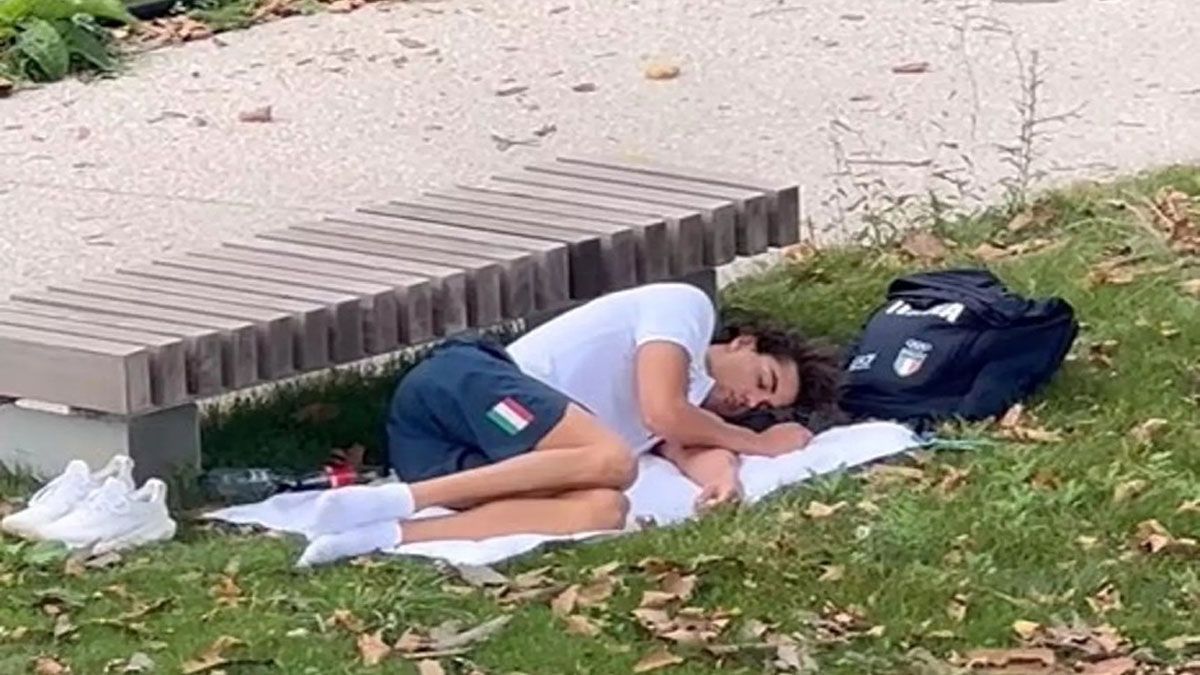 El nadador Thomas Ceccon dejó la villa olímpica por su incomodidad. Durmió en un parque y ganó la medalla de oro. (Foto: Gentileza MSN)