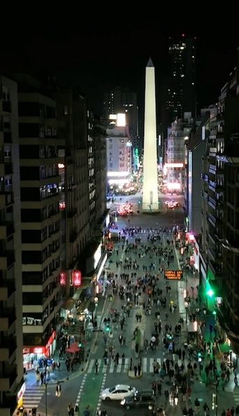 Corrientes 24 horas: la calle que nunca duerme, y menos durante los sábados de febrero