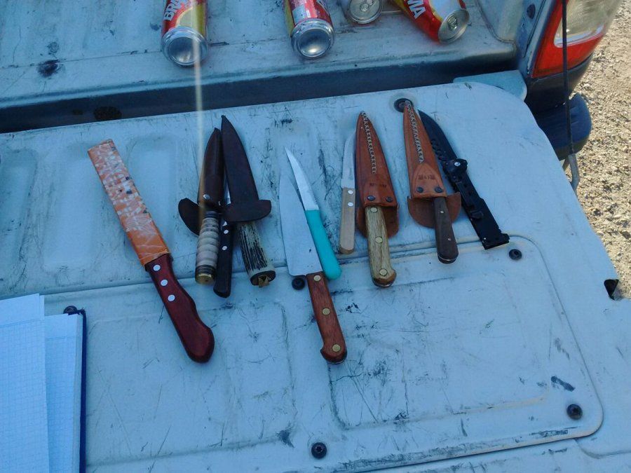 La policía secuestró armas blancas a hinchas de River que iban en micro a Mendoza