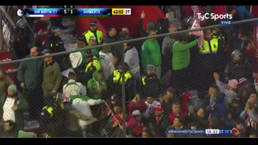 Gran gesto de los hinchas de Sarmiento con los campeones, San Martín de Tucumán