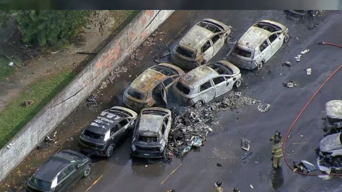 Así quedaron los autos incendiados por el accidente del helicóptero. (Foto: Globo)