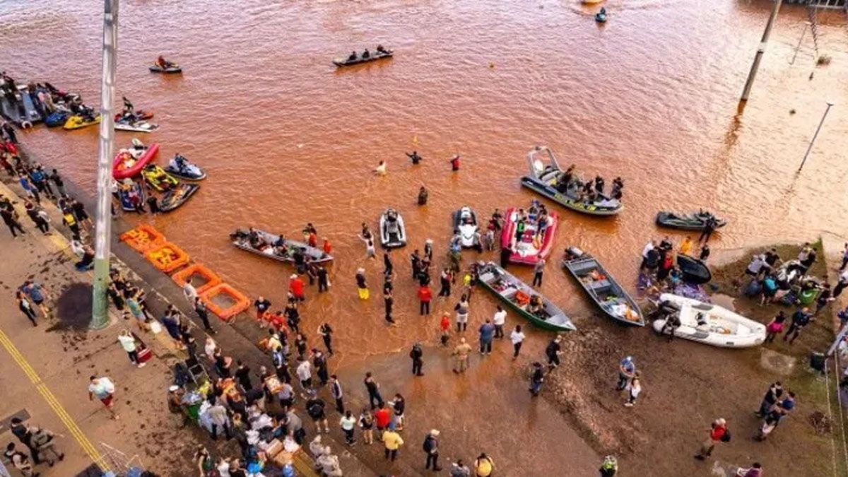 Solo con helicópteros o con embarcaciones se puede llegar con ayuda a mucha gente aislada por las inundaciones (Foto: gentileza BBC).
