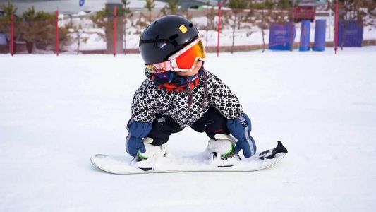Increíble: esta bebé tiene 11 meses y no sabe caminar, pero ya anda en snowboard