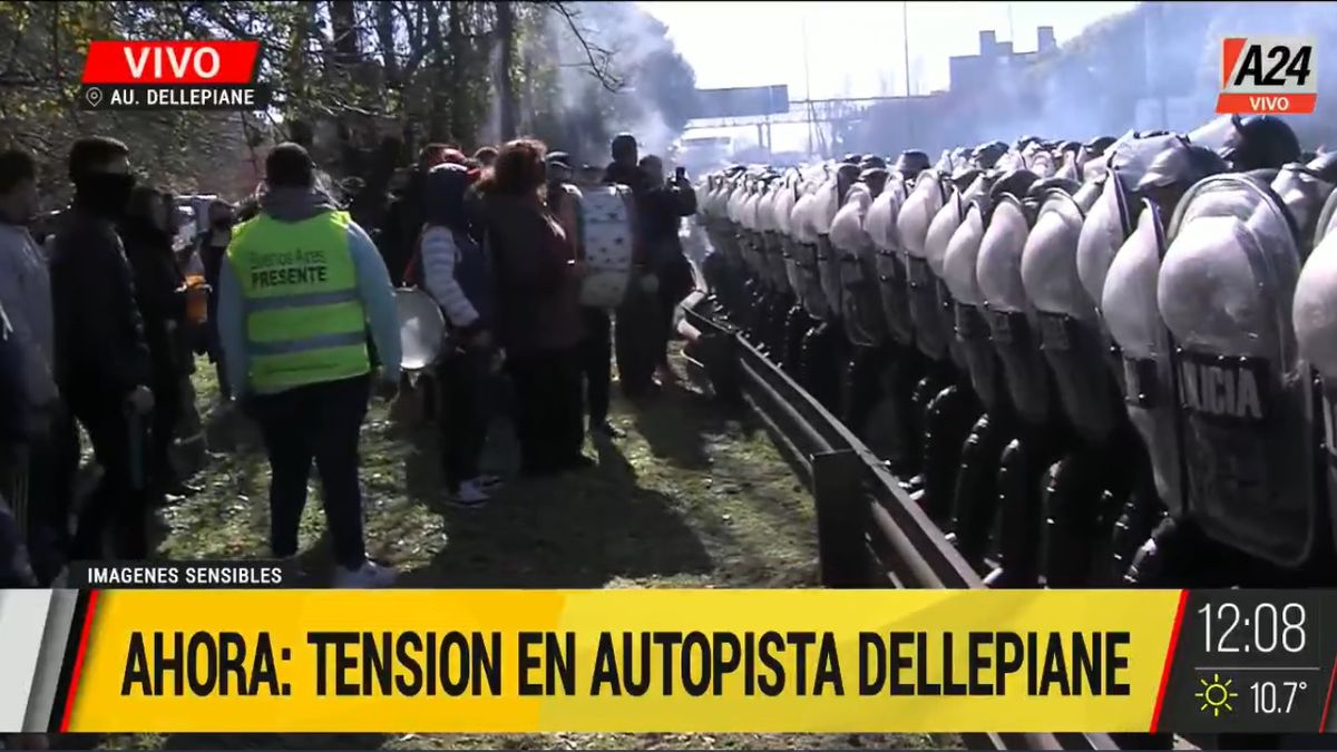 Reclaman puestos de trabajo. La situación se desmadró cuando los efectivos intentaron desalojar la protesta que cortaba el tránsito.