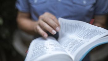 Asesinó a balazos y golpes a su padrastro por no querer leer la Biblia