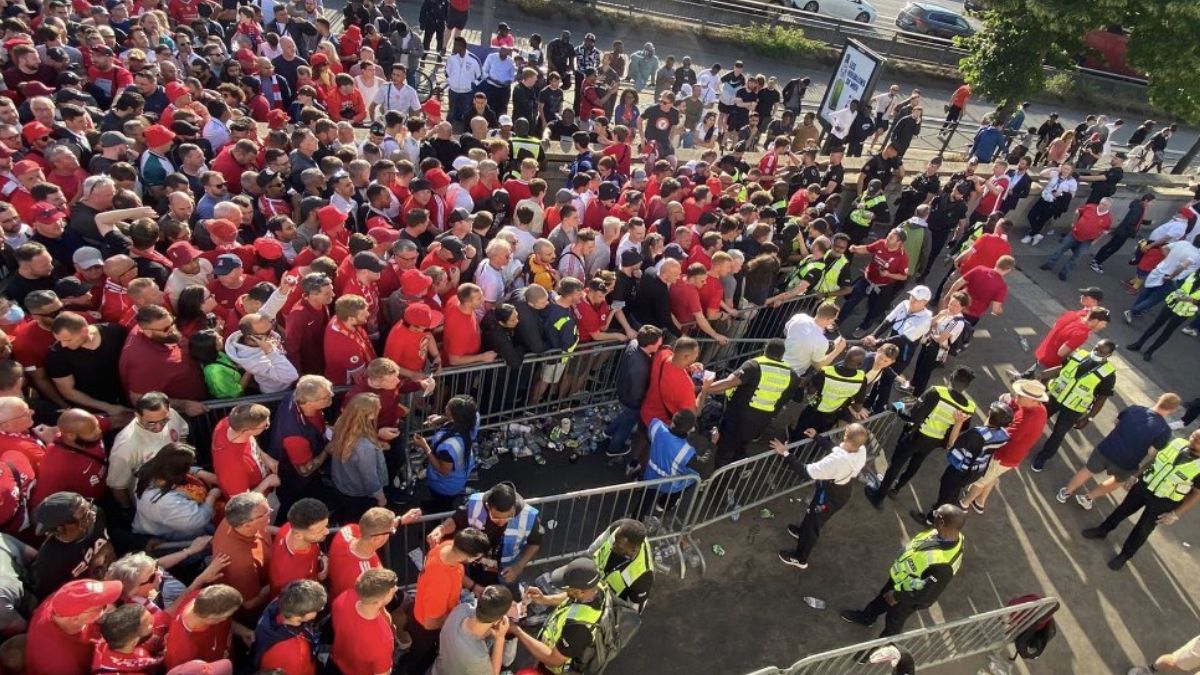 Hinchas del Liverpool quisieron ingresar sin entradas.