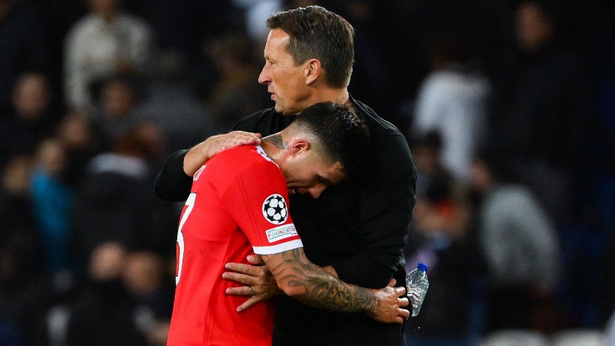 El entrenador alemán del Benfica, Roger Schmidt abraza a Enzo Fernández. 