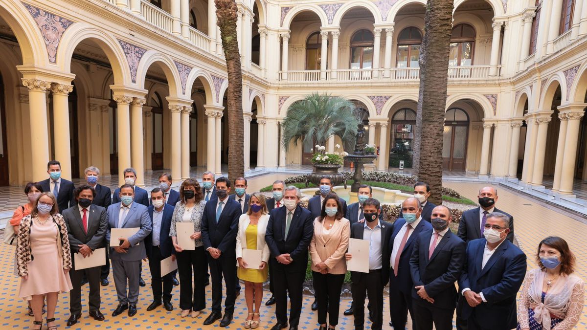 El Presidente se sacó la foto del respaldo de los 23 gobernadores al Consenso Fiscal