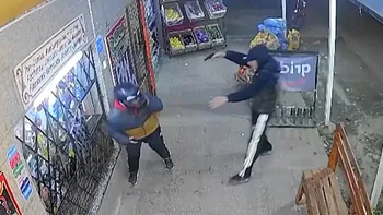 Le dispararon a un hombre a los pies para robarle la moto en Berazategui: el video del violento asalto