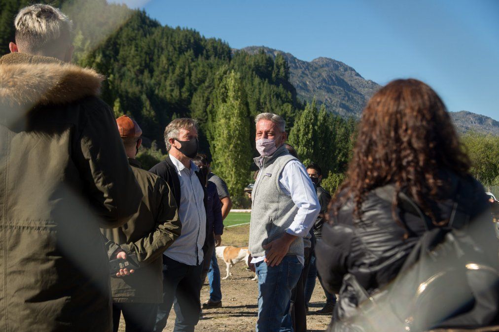 El Presidente Alberto Fernández en la zona de los incendios forestales.