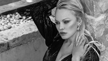 Pamela Anderson indignada por la detención de Julian Assange