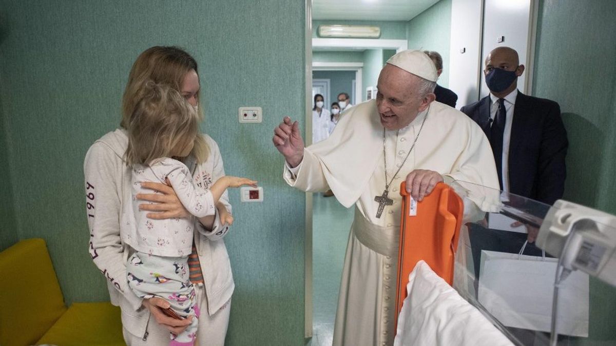 El Papa Francisco en una visita que realizó en el hospital de Roma, a las pocas semanas de comenzada la guerra entre Rusia y Ucrania.
