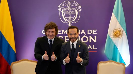 Con la presencia de Javier Milei, Abelardo de la Espriella asumió como presidente de Colombia