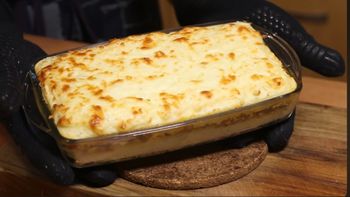 El pastel de papa combina capas de puré cremoso y carne picada condimentada, con una cobertura de muzzarella gratinada.