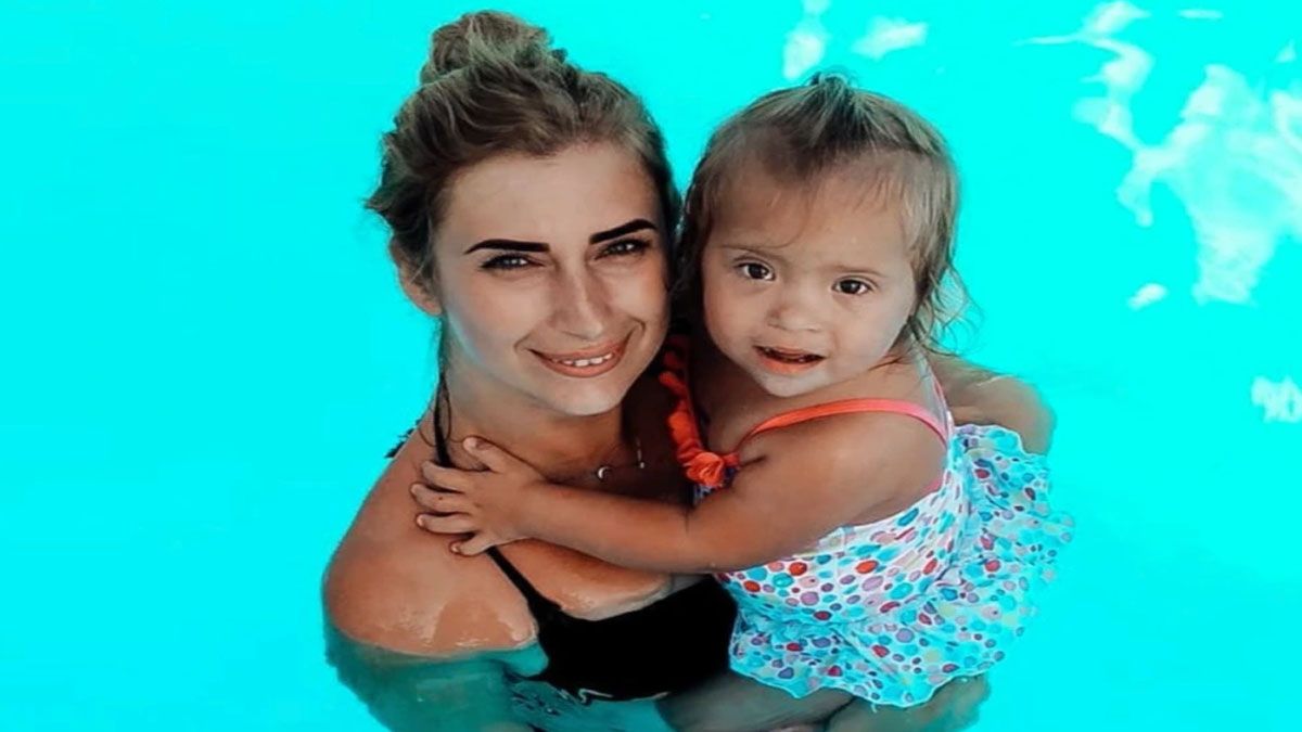 Liza abrazada a su madre en una pileta, ajenas a la guerra (Foto: Gentileza The Sun) 