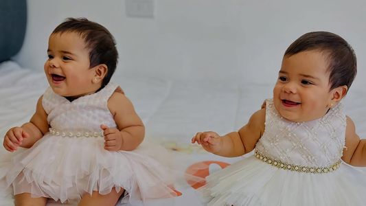 El tierno festejo por los 10 meses de Laia y Aimé, las hijas de Daniela Celis y Thiago Medina: las fotos
