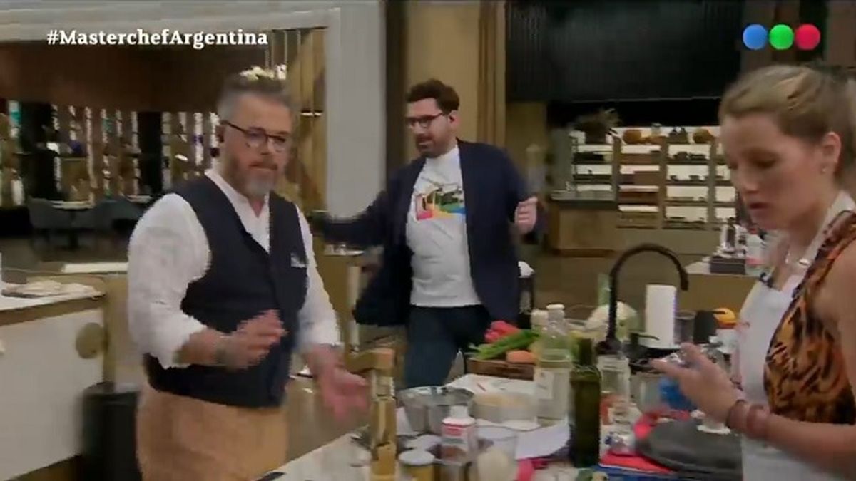 Anoche en MasterChef Celebrity, mientras Martitegui y Donato ayudaban a Mica Viciconte, Damián Betular se dedicó a bailar alrededor de la estación. 