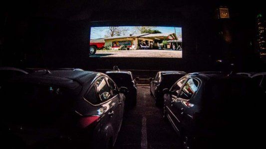 Autocine en CABA: cómo es ver una película en pantalla grande en tiempos de pandemia