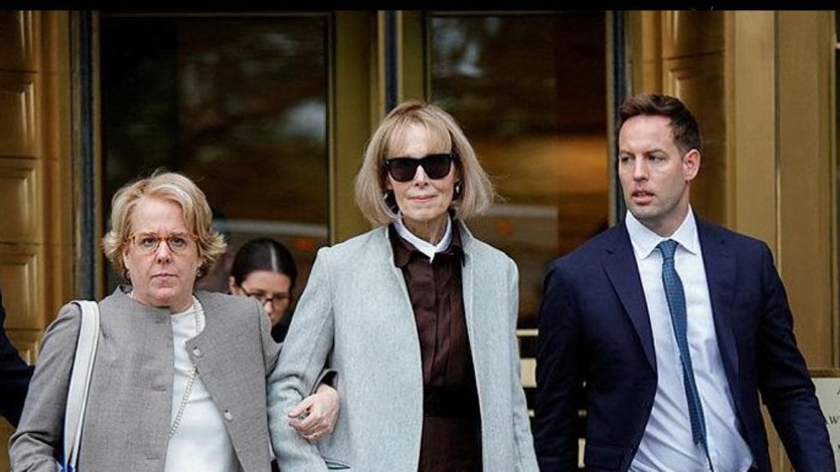 Carroll deja el tribunal de Nueva York tras declarar contra el expresidente Donald Trump.&nbsp; (Foto: Gentileza NYPost)