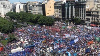 Con una multitudinaria marcha, los piqueteros reclamaron aumento en los salarios sociales