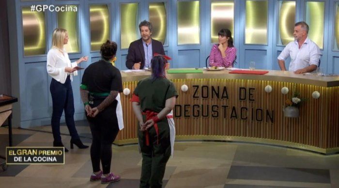 Carina Zampini junto al jurado y los participantes de ambos equipos de El gran premio de la cocina en plena acción. 