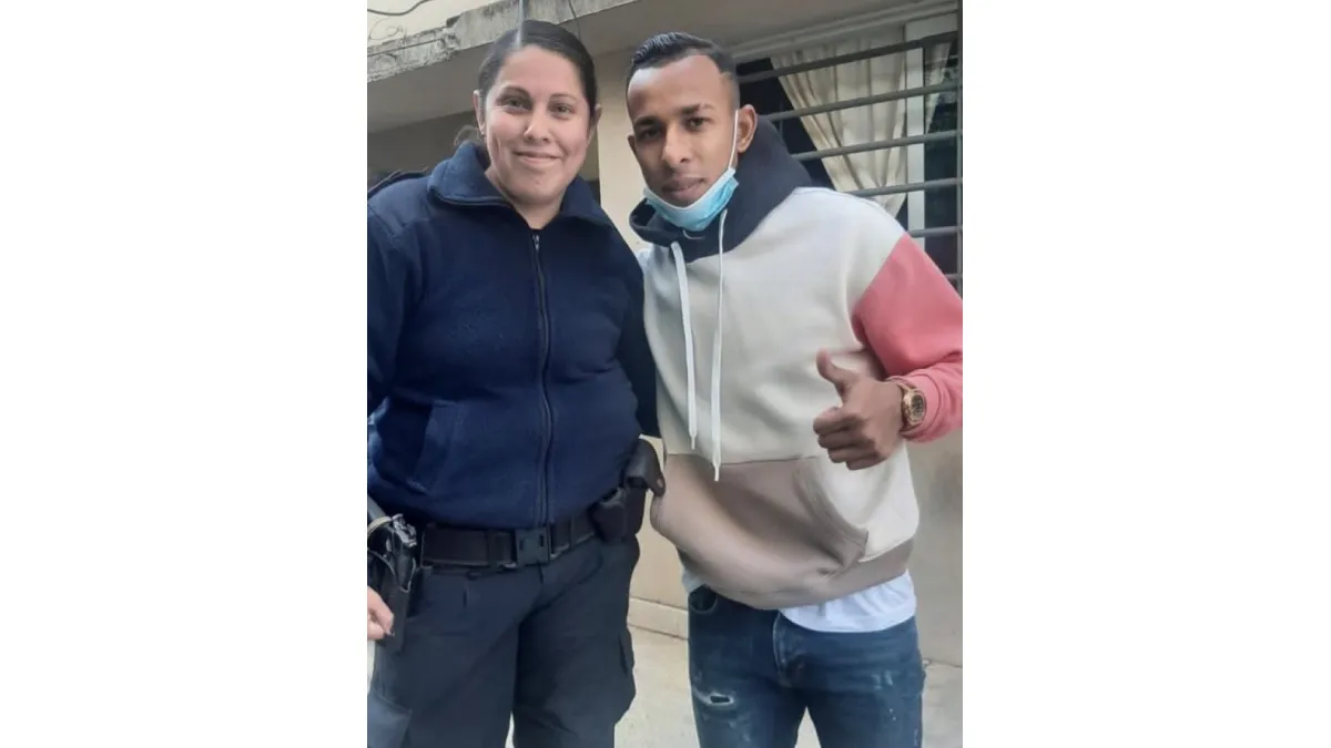 Una mujer policía le pidió una foto a Sebastián Villa al salir de la indagatoria: "¡Genio!"