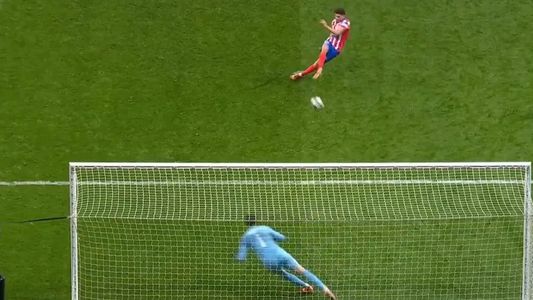 La UEFA publicó un video en el que confirmó el doble toque de Julián Álvarez en el penal anulado y abrió un enorme debate