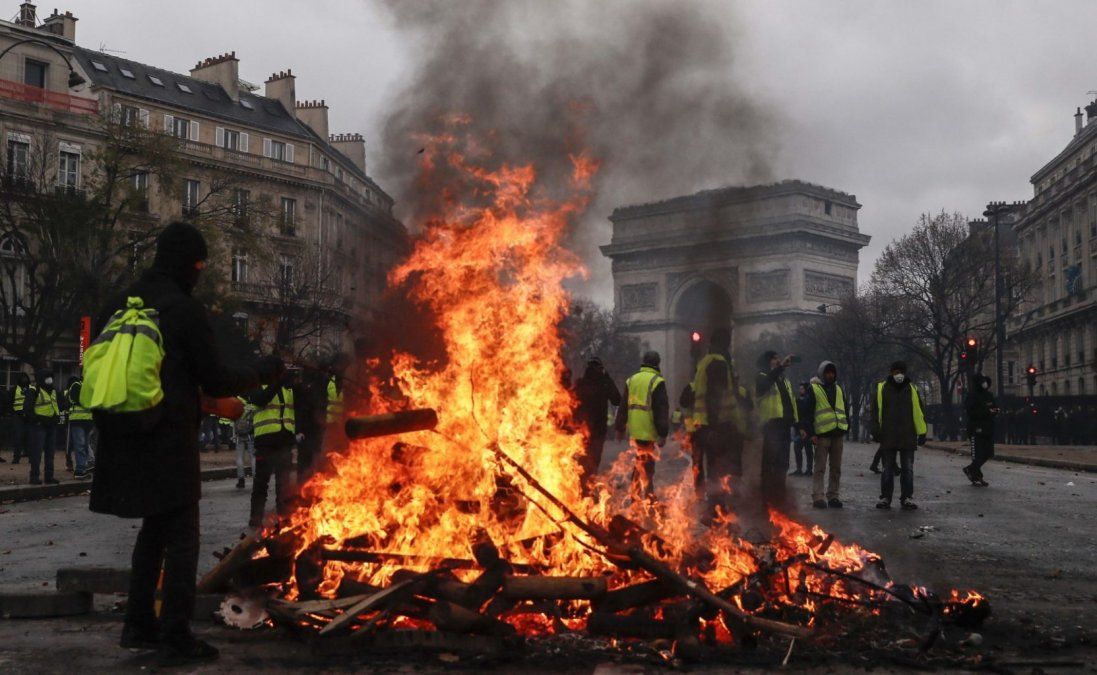 Mientras Macron está Argentina por el G20, Francia permanece en vilo por las fuertes protestas de chalecos amarillos