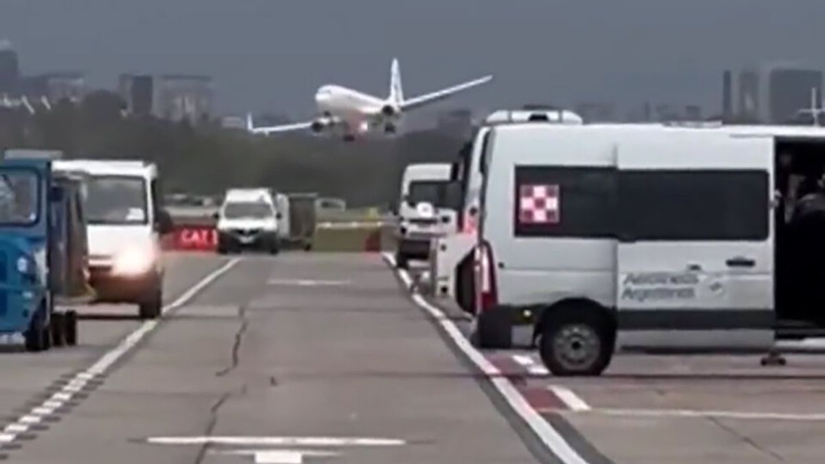 El piloto de un avión de la compañía low cost FlyBondi realizó una exitosa y a la vez arriesgada maniobra en Aeroparque. (Foto: Captura video) 