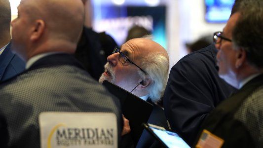 Mercados en alerta: se desploman las bolsas y en la Argentina el riesgo país supera los 2900