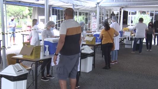 Brasil: investigan a un hombre que se vacunó cinco veces contra el coronavirus