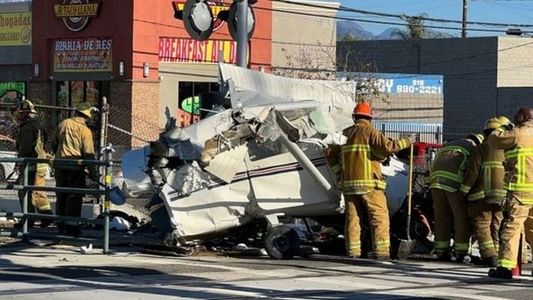 Video: así fue el rescate de un piloto segundos antes de que su avioneta fuera arrollada por un tren