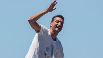 Increíble: dos hinchas fueron a Pujato para darle un insólito regalo a Scaloni ¡y lo lograron!