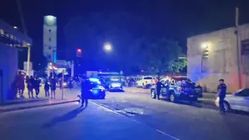 Una protesta policial por salarios derivó en enfrentamientos entre agentes y calles bloqueadas