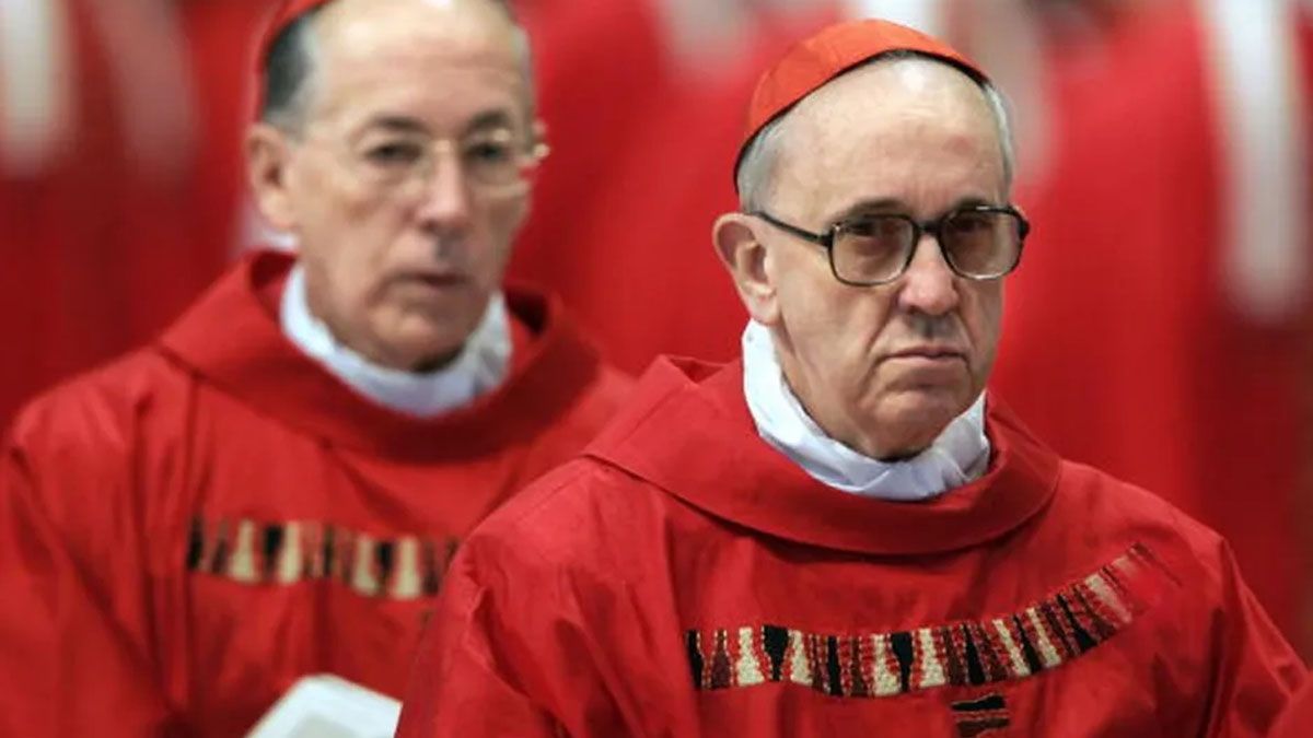 El cardenal Bergoglio, como cardenal, participa del cónclave que eligió a Benedicto XVI. (Foto: Gentileza Vis Vaticano)