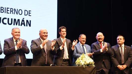 Wado De Pedro y Juan Manzur rosquearon sus precandidaturas en Tucumán con gobernadores, y una llamativa puesta en escena