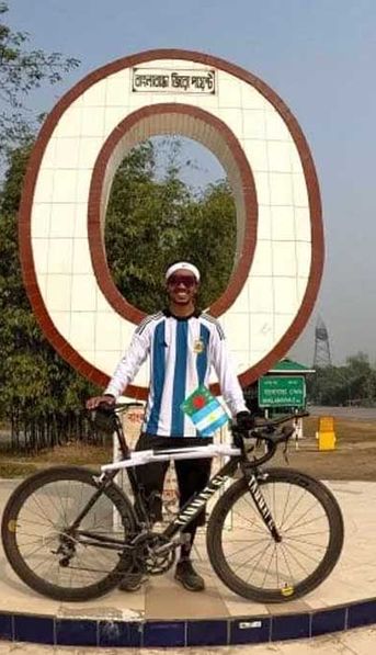 Sigue la locura por Lionel Messi en Bangladesh: un ciclista recorrió 1.003 km en honor a los partidos de su carrera