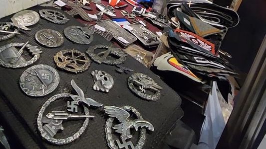 Palermo: por la venta de artículos con simbología nazi, allanan una feria internacional de caza