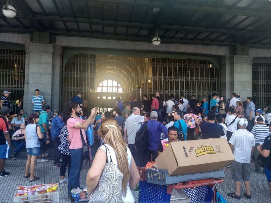 Ferrocarril Roca: se levantó el corte en Avellaneda y se abrieron las puertas de Constitución