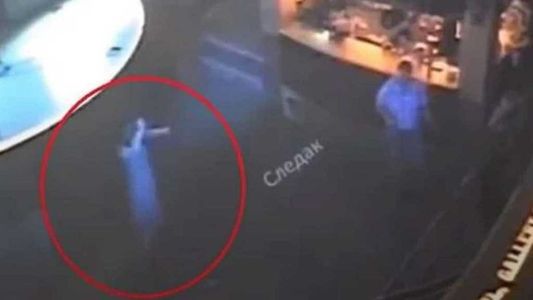 Video estremecedor: murió aplastada por televisores mientras cantaba karaoke