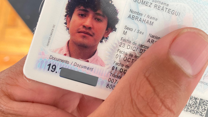 Se nacionalizó, mostró su DNI argentino y sorprendió a todos: Soy un joven de 80 años