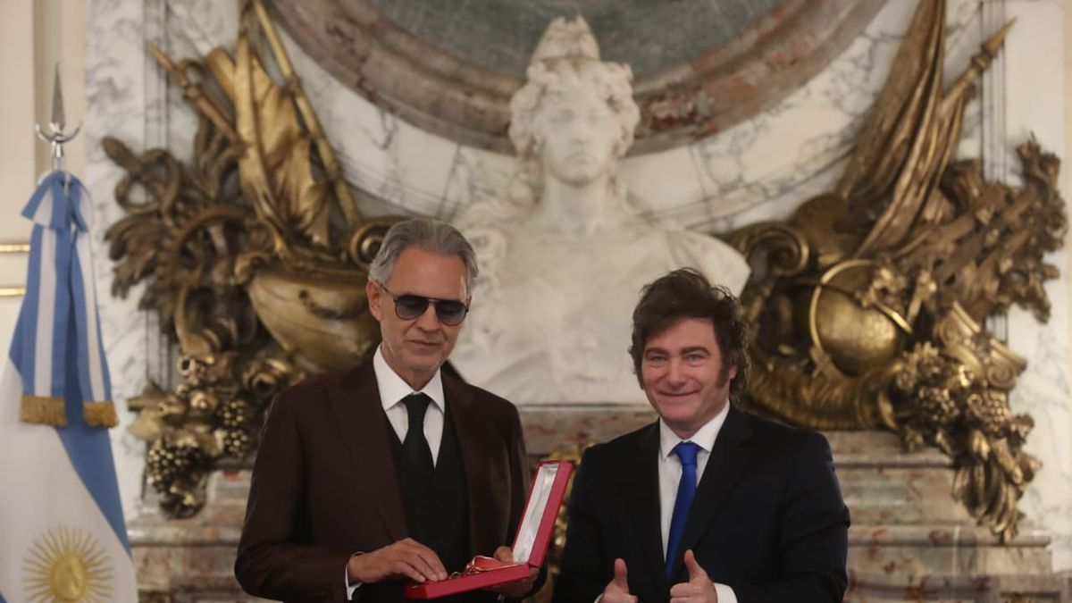 Milei recibió la visita de Andrea Bocelli en la Casa Rosada para homenajearlo. (Foto: prensa Casa Rosada).