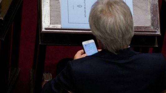 Filtraron un chat entre Frigerio y Pinedo sobre tarifas y éste lo reconoció en plena sesión